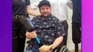 Humorista ganha prótese dez meses após sofrer amputação de pé e perna: “Quero ir para o samba”