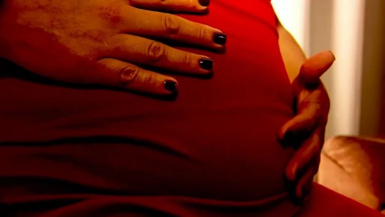 Grávida passa por curetagem após diagnóstico errado de aborto e descobre bebê vivo um mês depois