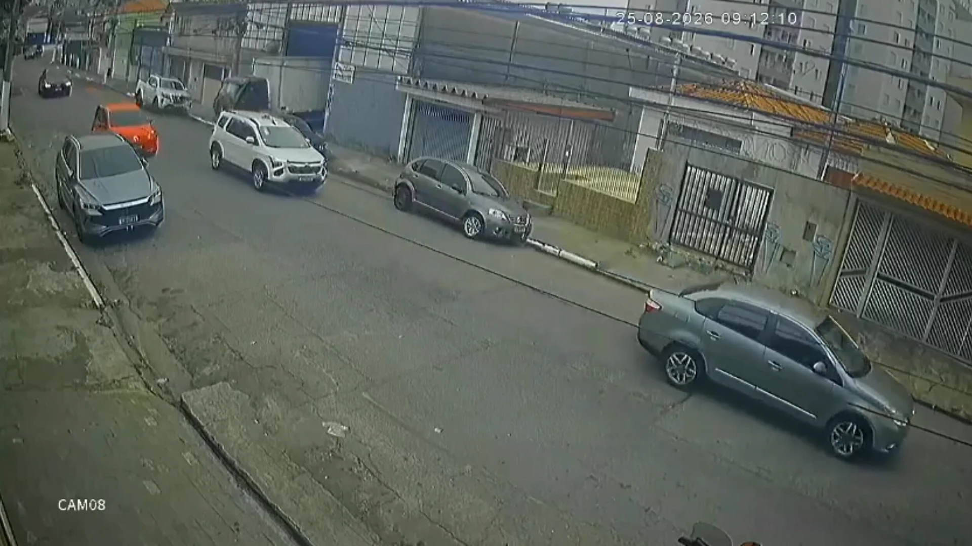 Casal é perseguido a tiros por carro na Zona Leste de SP