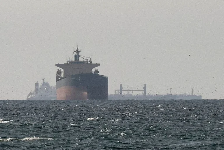 EUA criam corredor secreto para transportar petróleo por Ormuz, diz site