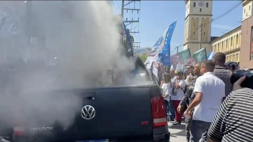 Carro de som usado em campanha de Flávio e Tarcísio pega fogo em SP