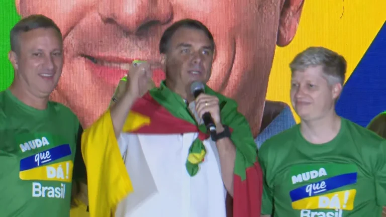 Flávio diz que Lula tem “rabo preso” por não comentar caso Moraes