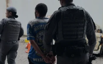 Filho de 8 anos pede ajuda pelo 190 e mãe é socorrida pela PM