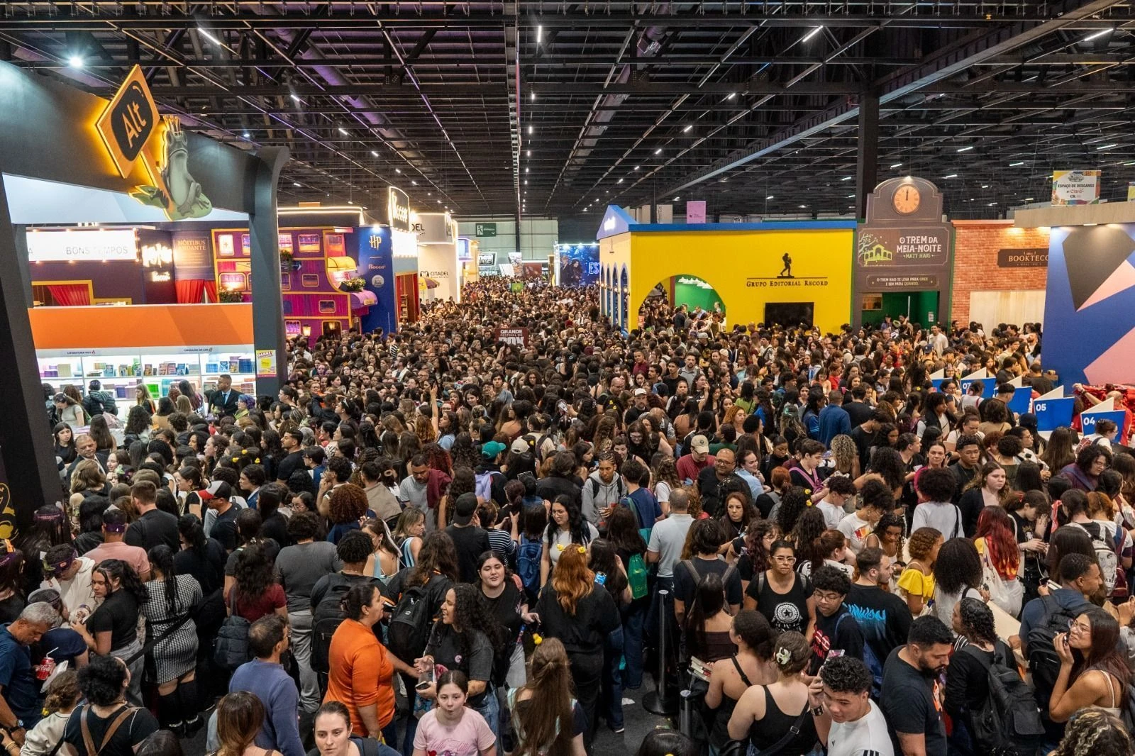 Bienal do Livro de SP bate recorde histórico ao receber 760 mil visitantes
