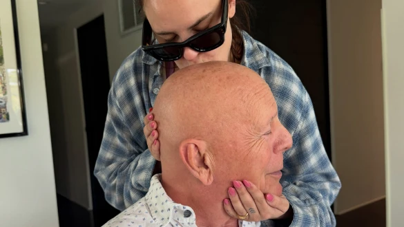 Com demência, Bruce Willis aparece em raro registro com filha; veja
