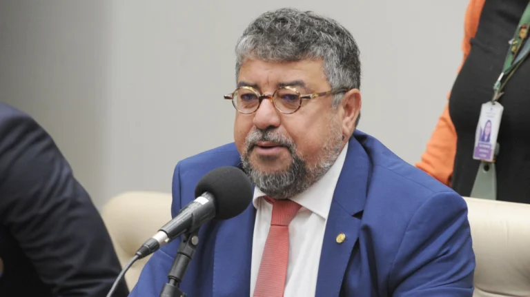 Flávio fala do dia a dia, e Lula, de terras raras, critica vice do PT