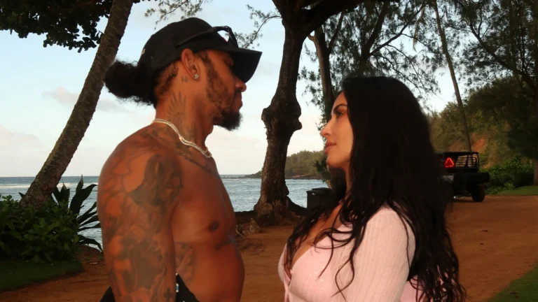 Kim Kardashian e Lewis Hamilton são flagrados em passeio de barco na Itália