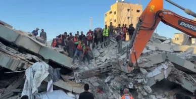 Vídeo: Criança fica presa em escombros após ataque em Gaza