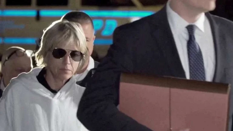 Atriz Selma Blair é acusada formalmente de agressão após incidente com comissários em avião
