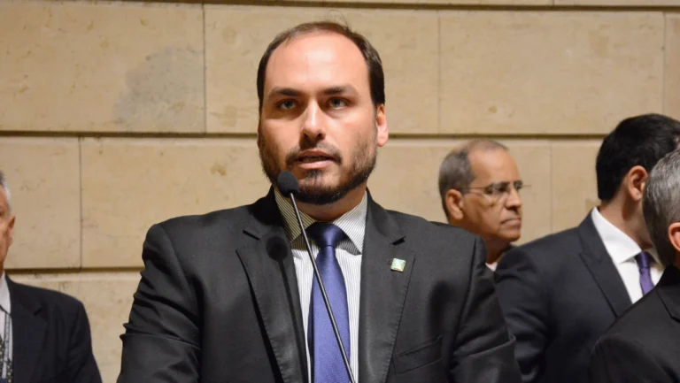 Carlos relata pedido de desculpa a Jair em visita: “A gente falhou”
