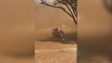 Idoso viraliza ao ficar no centro de redemoinho de areia no Piauí