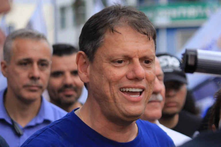 Aliados veem Tarcísio como principal opositor a Lula após fuga de Flávio