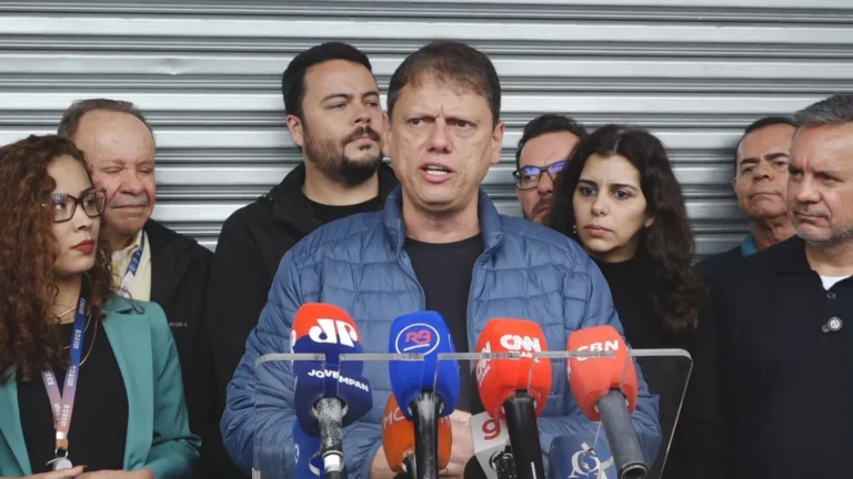 Tarcísio e Nunes chegam a Brasília para acompanhar apuração com Flávio