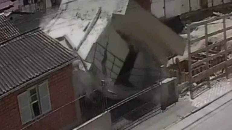 Vídeo: casa desaba em Santa Catarina após morador filmar rachaduras