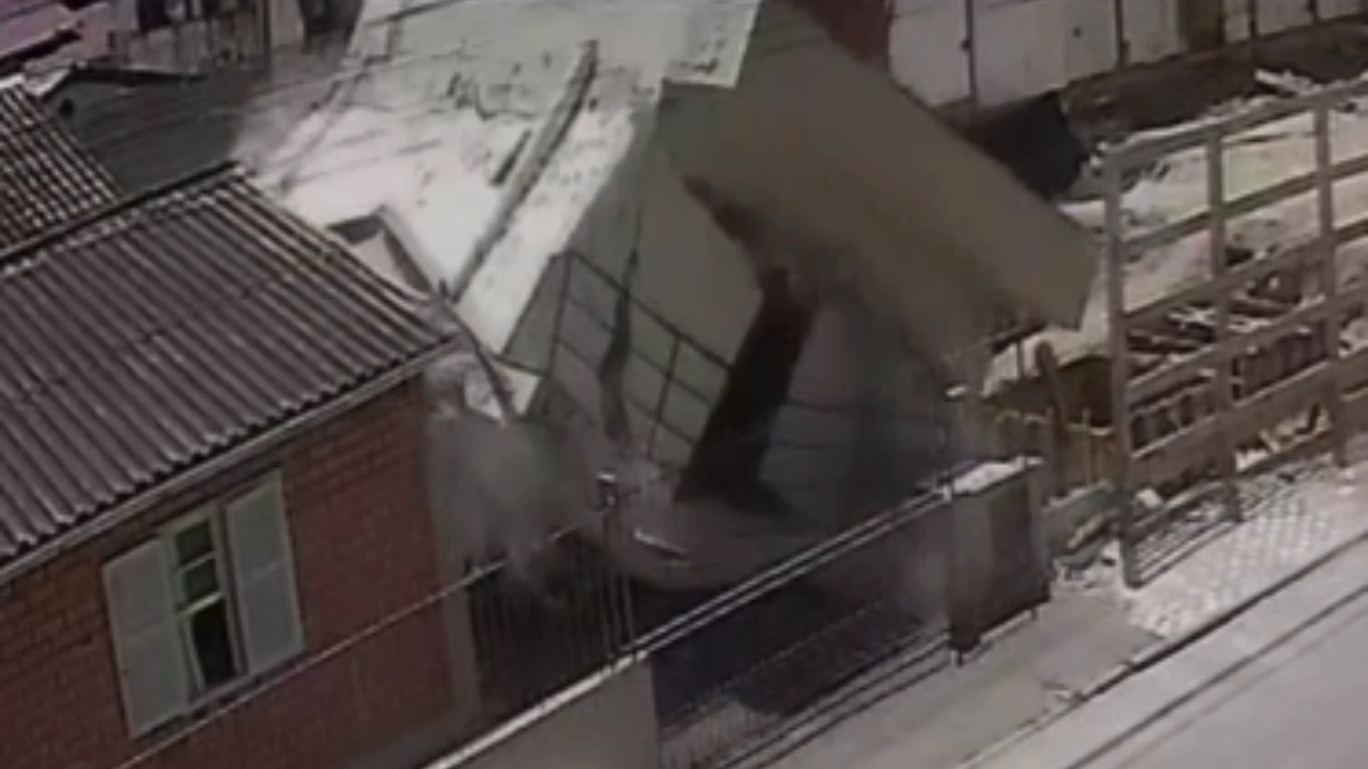 Vídeo: casa desaba em Santa Catarina após morador filmar rachaduras