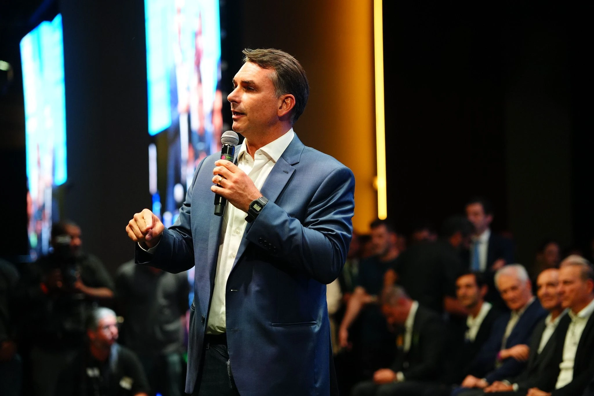 Flávio foi aconselhado por aliados a não deixar o país