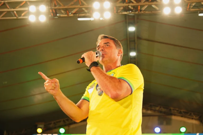 Flávio diz que Eduardo não será chanceler em eventual governo