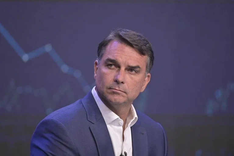 Oposição alega “perseguição” contra Flávio e governistas criticam fuga