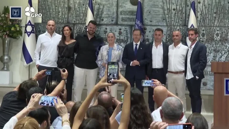 Israel homenageia passageiros que dominaram agressor em voo da Flydubai
