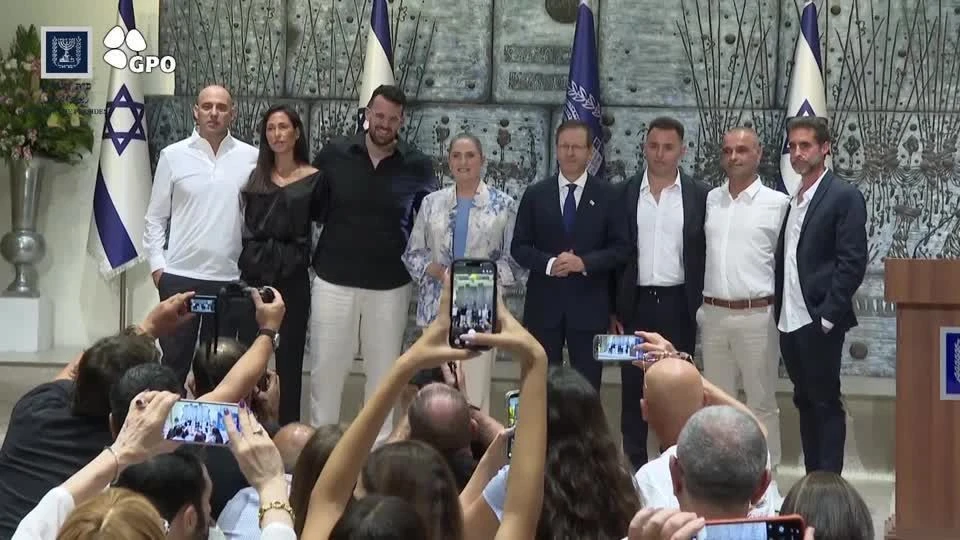 Israel homenageia passageiros que dominaram agressor em voo da Flydubai