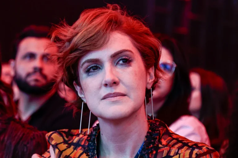Mila Seidl chora em evento do YouTube após morte de Lito Sousa