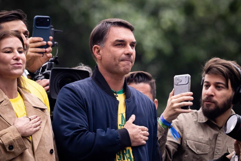 Flávio Bolsonaro vota à distância pelo fim da escala 6×1