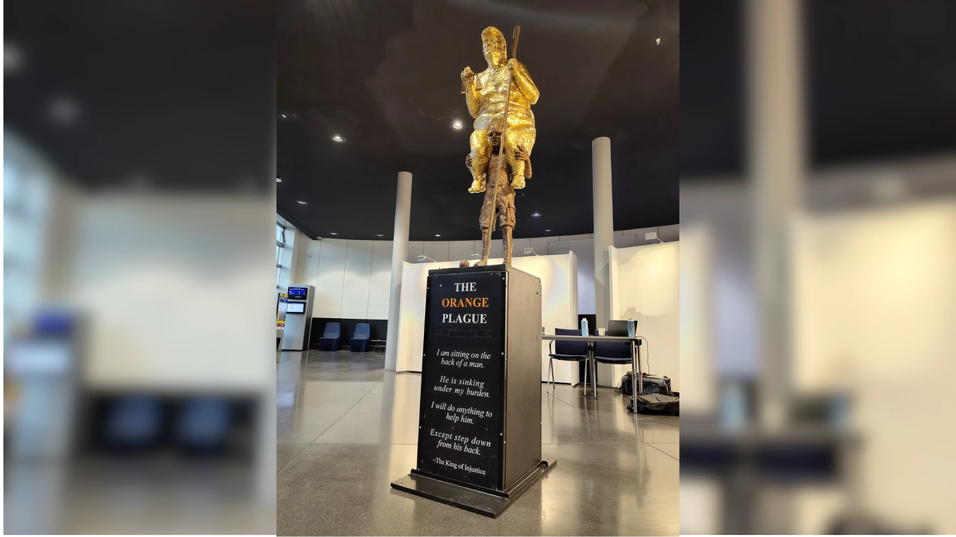 Estátua de Trump nu e coberto de ouro é exibida no Parlamento Europeu