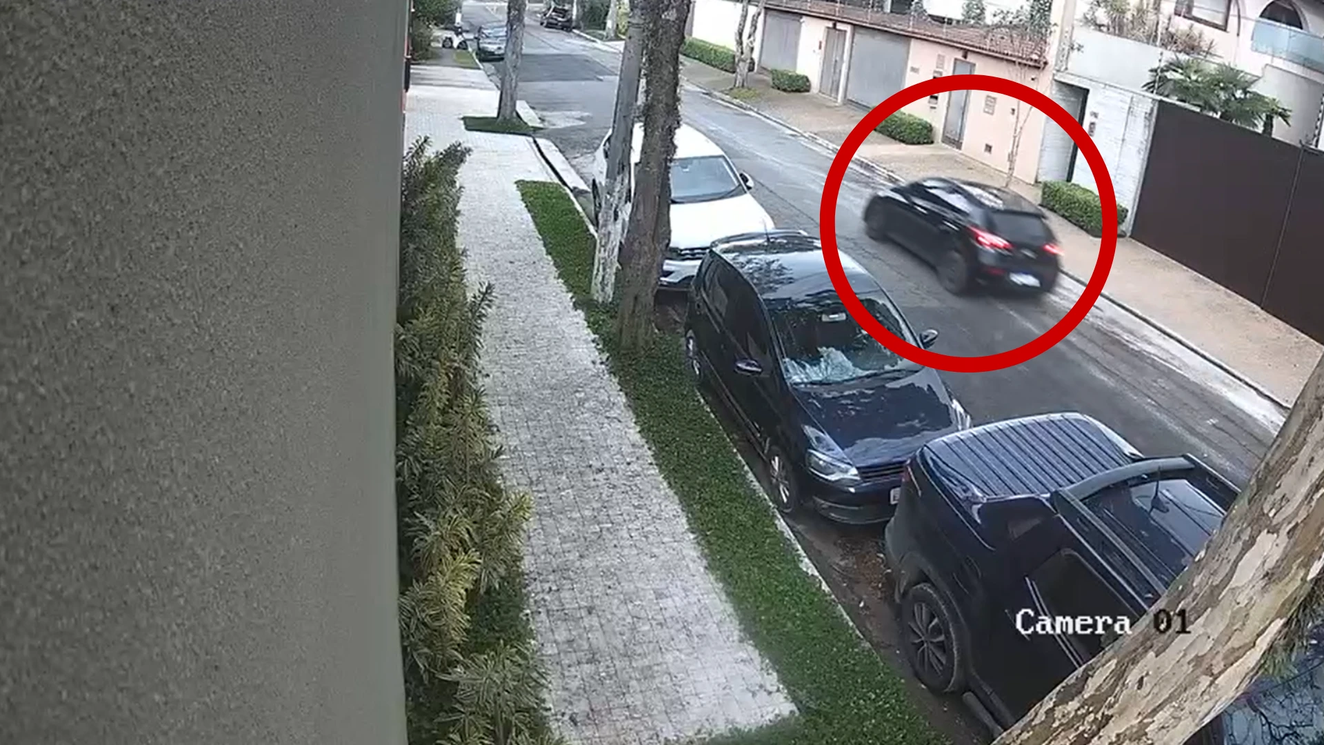 Câmeras mostram carro invadindo casa da família Matsunaga em SP