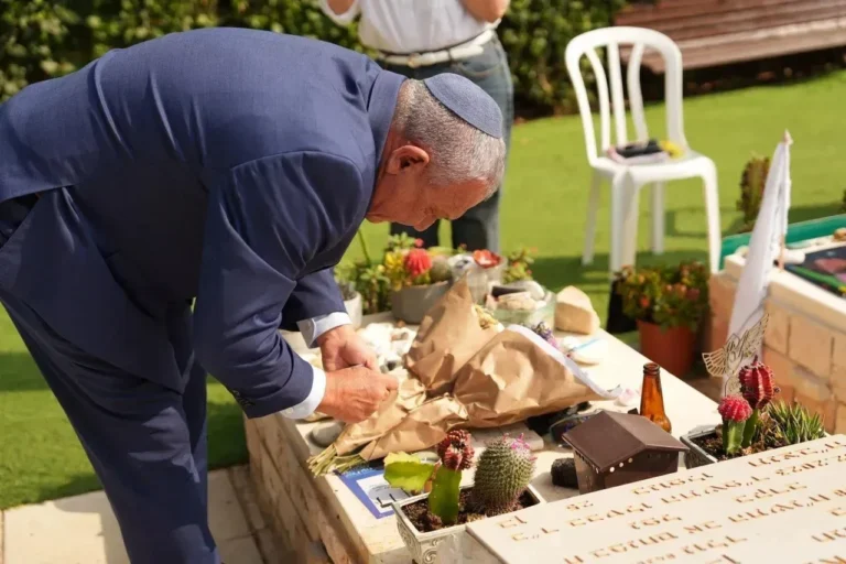 Eisenkot visita túmulo do filho antes de votar em Israel