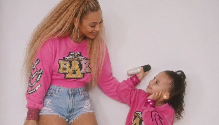 Mãe da 3ª filha de Neymar veste menina de Beyoncé para festa de Mavie