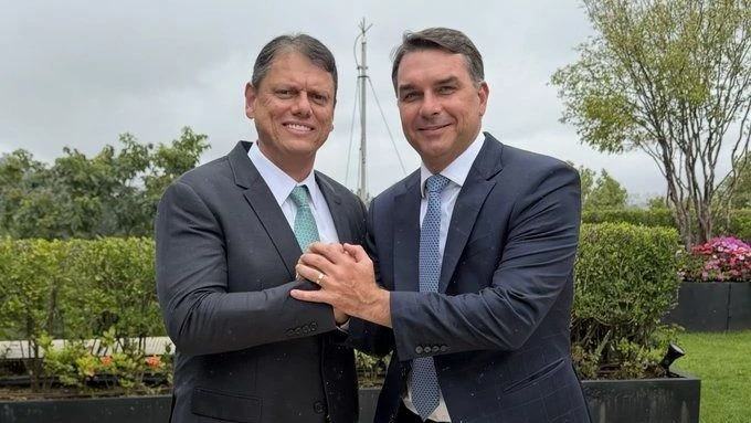 Tarcísio fala em pacificação e diz que Flávio terá “equipe do coração dele”