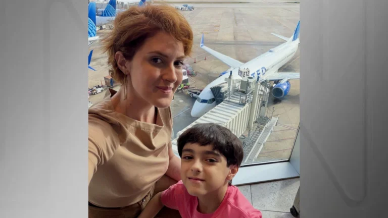 Viúva de Lito Souza volta ao Brasil depois de viagem com o filho