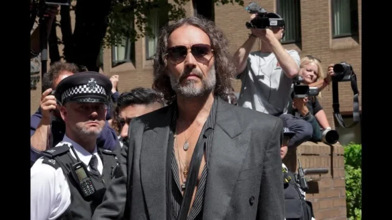 Russell Brand diz que amigos o abandonaram após acusações de crimes sexuais