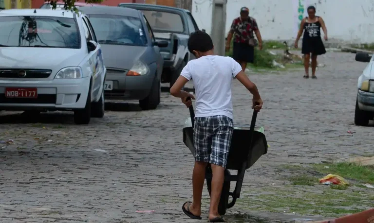 IBGE: Trabalho infantil atinge 4% das crianças e adolescentes do Brasil